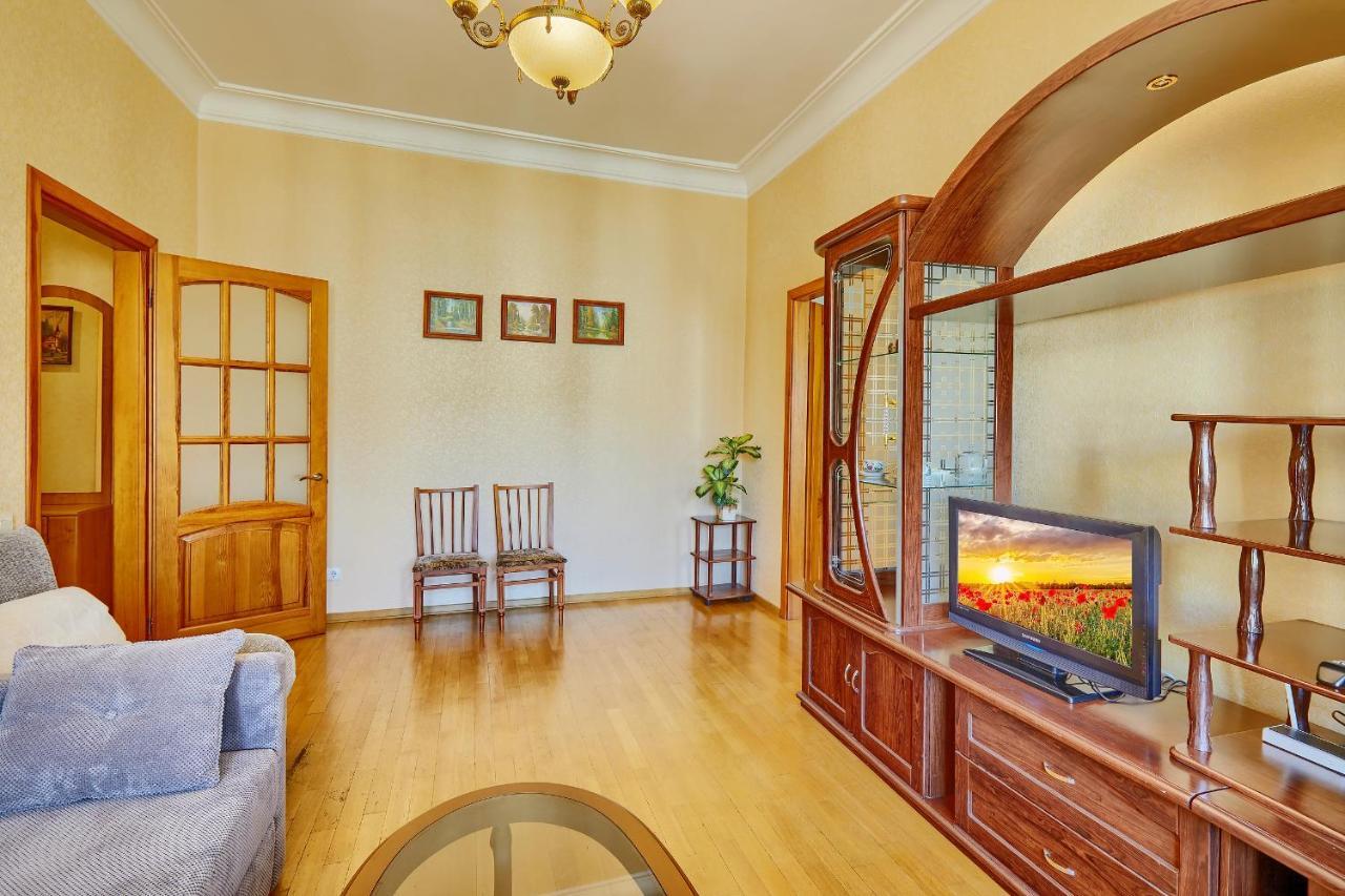 Apartment Near Lva Tolstoho Square Kyiv Exterior photo