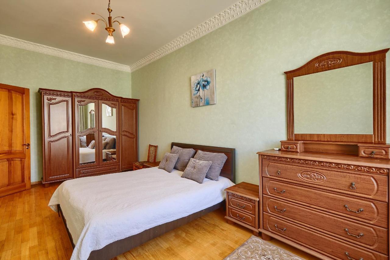 Apartment Near Lva Tolstoho Square Kyiv Exterior photo